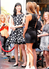 高清组图：克里斯滕-丽特波点黑裙现身活泼俏丽