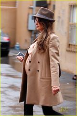 组图：佩内洛普克鲁兹购物走后门 大衣难掩大肚