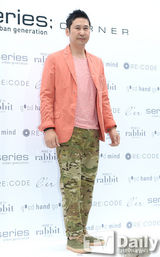 组图：李玹雨尹施允等模范生姿态为书信店站台