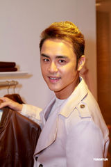 高清组图：明道为新剧来港置装 为迟到向记者致歉