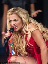 组图：丽塔-欧拉献唱音乐节布条裙性感逼人