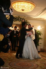 高清：罗嘉良与苏岩大婚 新娘感动落泪甜蜜亲吻