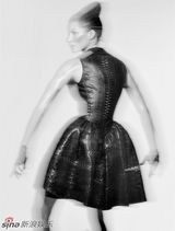 高清组图：吉赛尔-邦辰黑白写真 身材苗条