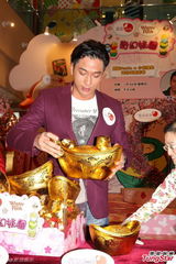 组图：吴卓羲出席新春活动计划买桃花增观众缘