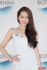 组图：连诗雅被碰手臂尴尬 罗仲谦心态好引女友