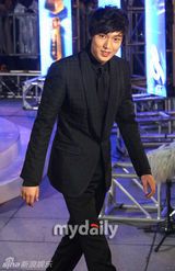 幻灯图：韩国美男李民浩帅气登场 引粉丝欢呼