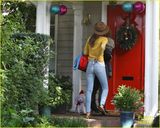 组图：奥兰多一家圣诞节串门儿 米兰达抱儿子靓丽现身