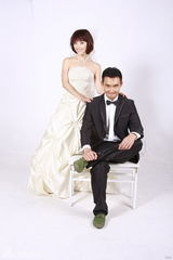 组图：《首付》张铎黄小蕾拍搞怪雷人结婚照