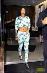 组图：蕾哈娜露脐装显身材 手背纹身土豪范