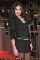 幻灯图：《孩子们没事》首映 朱丽安-摩尔黑裙性感