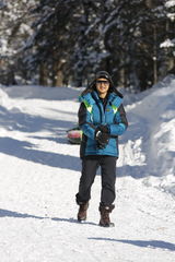 组图：《爸爸》爸爸们全副武装 冰天雪地劈木头