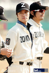 组图：韩星白成铉徐智锡等艺人参加棒球大赛
