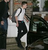 组图：辣妹复古连衣裙抱女现身 与家人外出吃晚餐