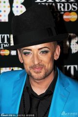 组图：乔治男孩络腮胡秀纹身 蓝眼影变妖孽硬汉