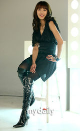 组图：韩女星徐孝明拍个人写真 大卷发俏皮可爱