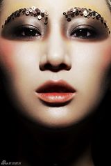 高清组图：尚雯婕再登封面 夸张彩妆“节”味十足