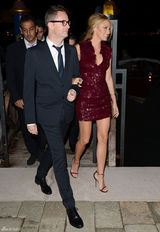 组图：布莱克-莱弗利酒红色亮片裙亮相