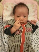 组图：陈龙自制MV庆爱子满月 宝宝大眼抢镜