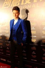 组图：贾乃亮时尚活动 阳光奶爸时髦抢眼