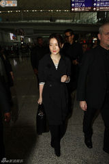 组图：李英爱黑色素衣抵港 疑为悼念韩国海难