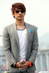 幻灯图集：Rain和曼联选手参加青少年慈善足球活动