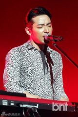 组图：赵容弼尹民秀等献唱展华丽舞台