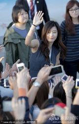 组图:全智贤着无袖裙抱双臂取暖 任达华西装帅气