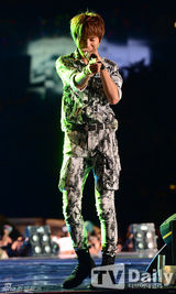 组图：EXO与SHINee等助阵江南Festival秀劲舞