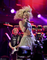 高清图：世界杯官方演唱会上演 夏奇拉热力四射