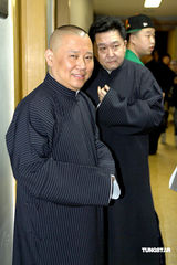 幻灯图：郭德纲携弟子献封箱作 快人快语引爆笑 