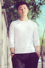 高清图：苏茂洋拍摄青春大片 展现生活中另一面