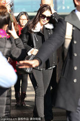 组图：韩星朴信惠亮相北京 获赠礼物笑脸盈盈