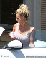 组图：布兰妮吊带T恤亮相 素颜出街步履匆匆