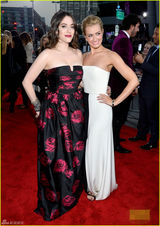 组图：美国人民选择奖红毯Max戴琳斯秀雪白F乳