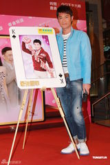 组图：古天乐饰娘娘腔化妆师 为小女孩化新年妆