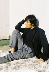 组图：秦昊文艺写真随性洒脱自成一派