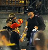 高清组图：贝克汉姆带三个儿子迪斯尼乐园游玩