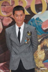 组图：古天乐帅气出席品牌活动 为3D画作揭幕