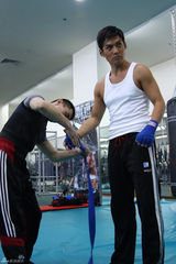 高清：严宽演燕青刻苦练摔跤 连番过招身手敏捷