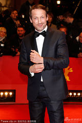 组图：德国男星默林礼服绅士 揪领结做鬼脸