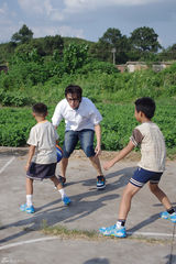 组图：陈楚河江西探访贫困小学 客串体育老师