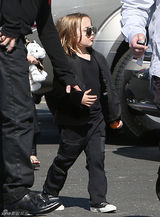 组图：朱莉皮特带子女度情人节 儿子酷似小霸王