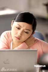 幻灯图：诗雅化身上班族与影帝张家辉合作拍广告