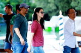组图：姜文携妻子抵达威尼斯 与记者玩互拍