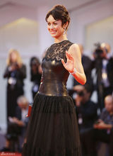 组图：《通往仙境》首映 欧嘉-柯瑞兰寇黑裙亮相