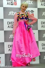 组图：徐仁英等穿韩服宣传《了不起的婆家》