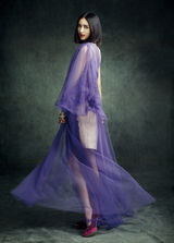 张歆艺登杂志封面 秀美背展露女性之美