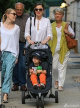 组图:米兰达深夜红唇现身街头 透视装黑Bra隐现