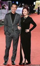 组图：陶晶莹黑裙典雅 挽老公李李仁秀恩爱