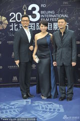 组图：《万箭穿心》剧组亮相 颜丙燕美裙抢镜